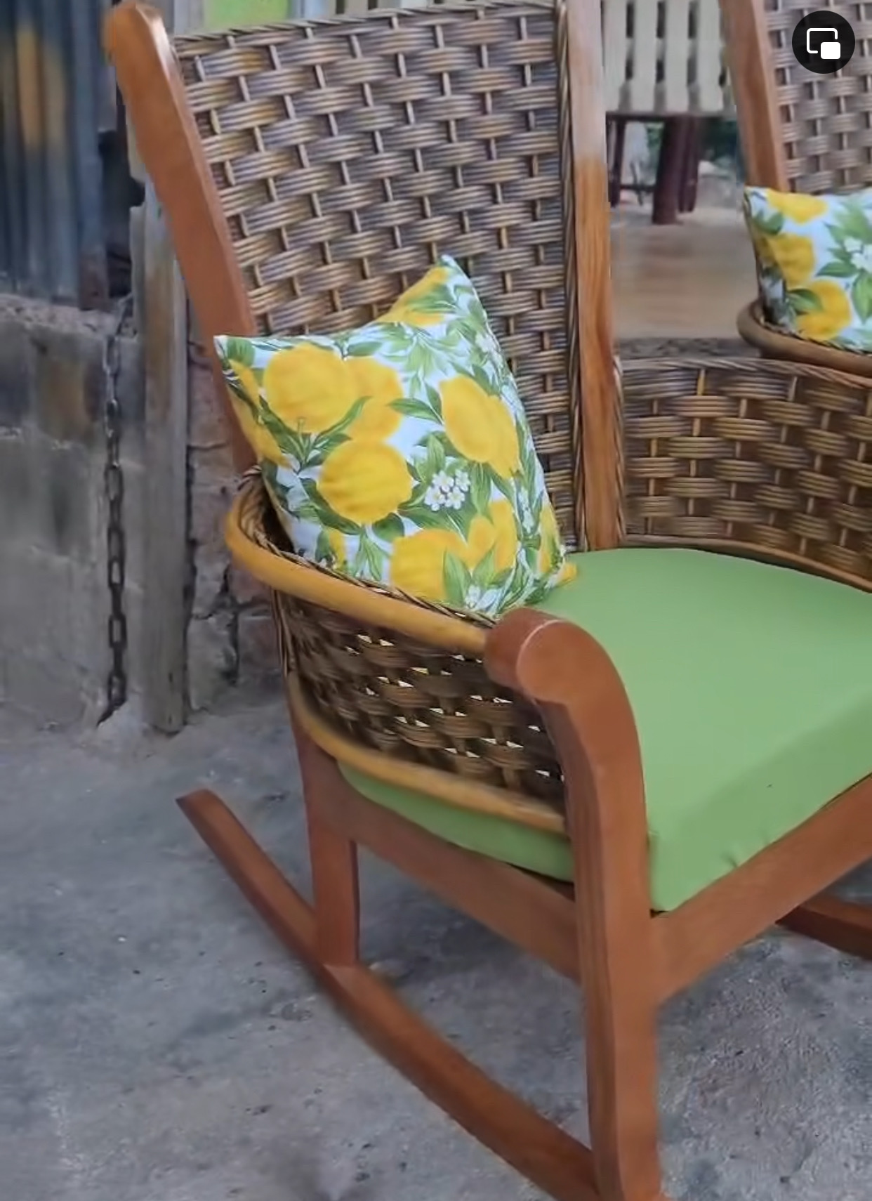 muebles y colchones - mesedora en mimbre y caoba mui confortables  2