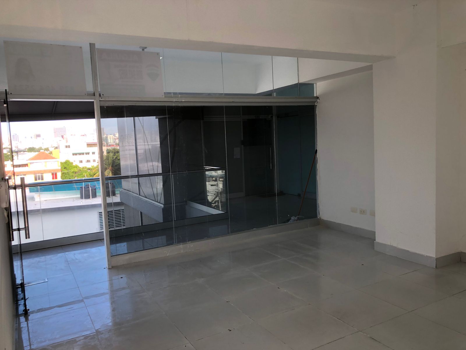 oficinas y locales comerciales - Alquilo local comercial en Plaza en la Gustavo Mejía Ricart 4