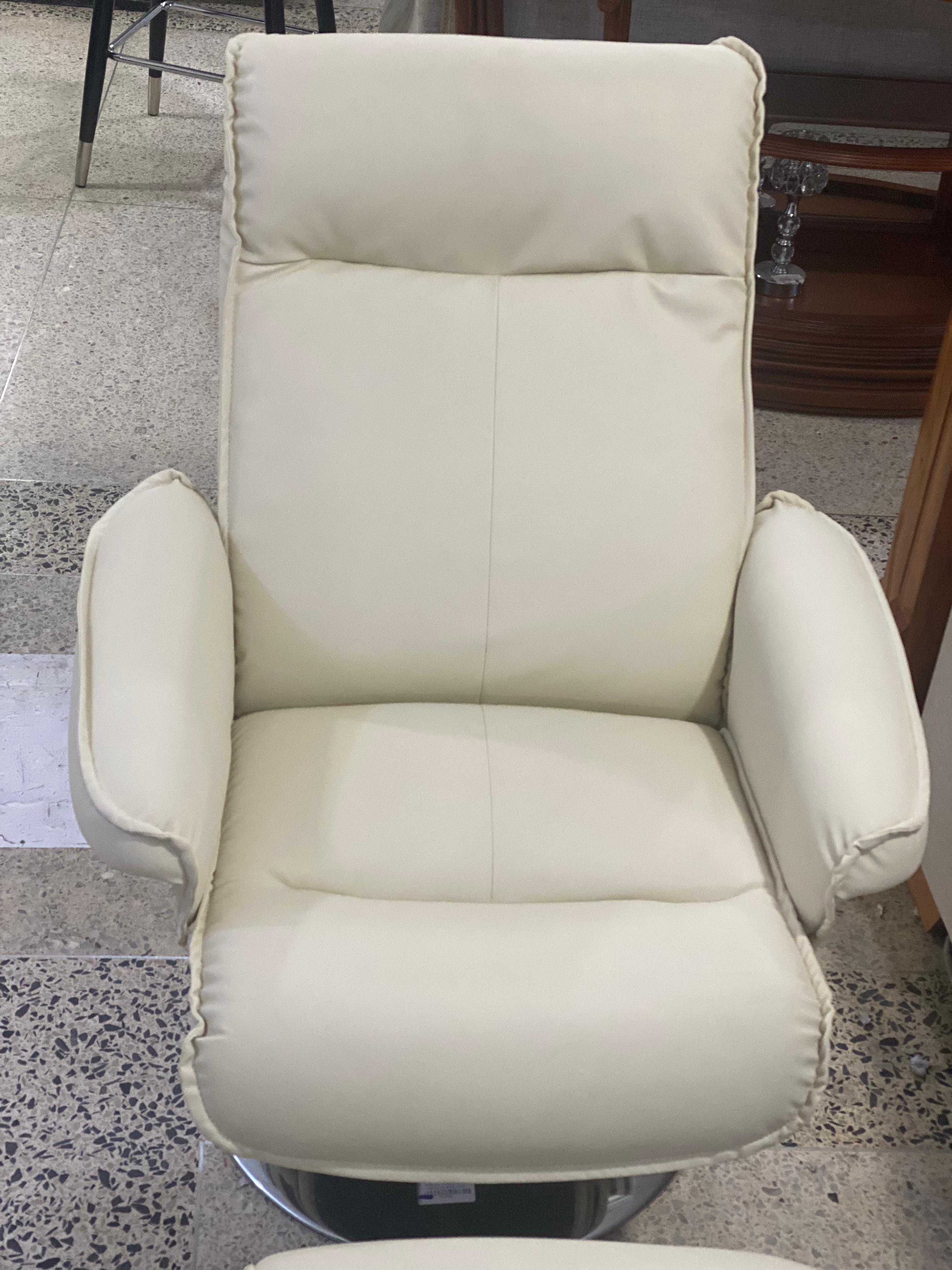 muebles y colchones - *SILLON RECLINABLE*

SILLON RECLINABLE 
COLOR CREMA
CON BASE CROM 
 3