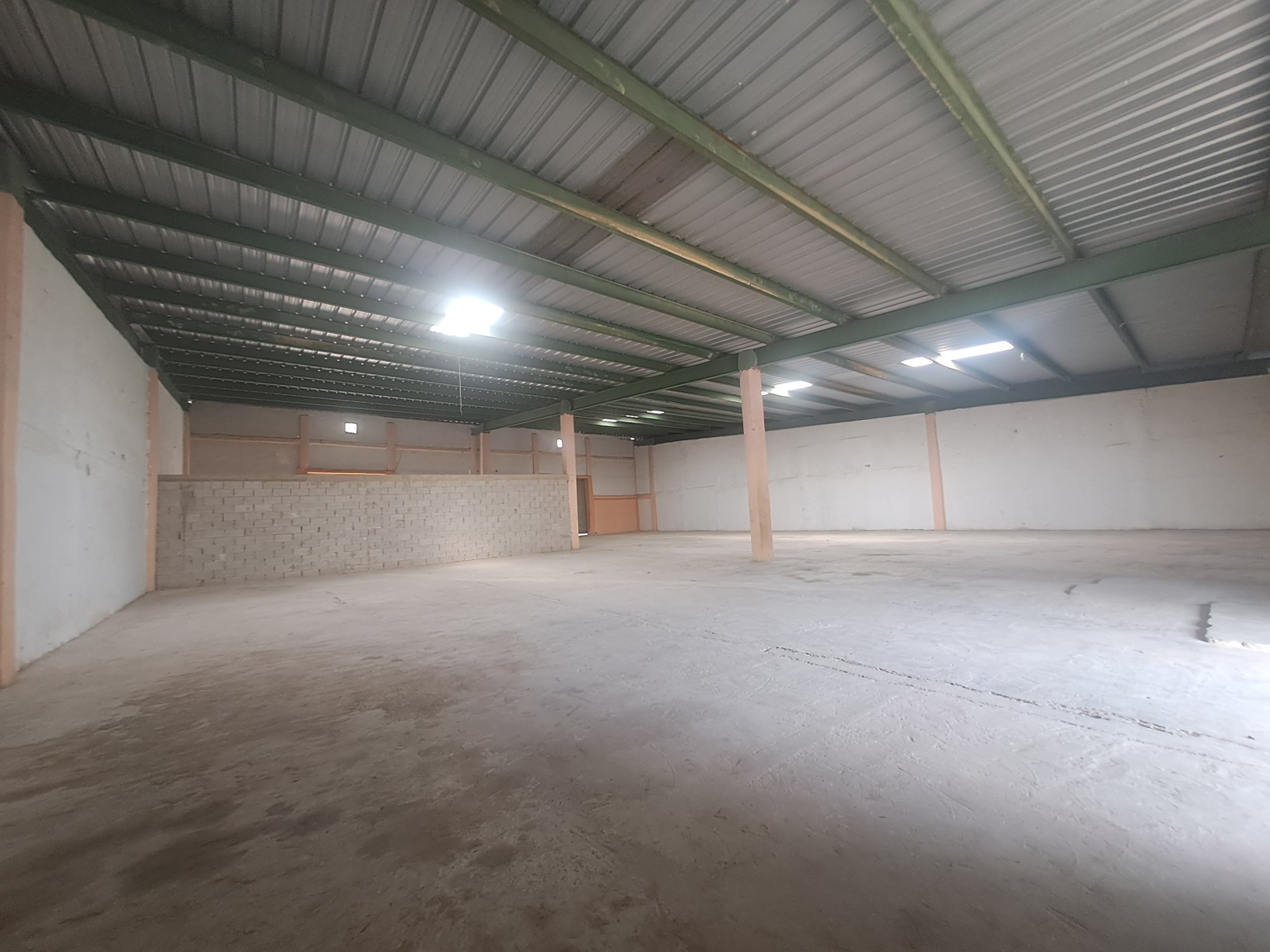 otros inmuebles - Alquilo  nave 800 mts av monumental con rampa 
