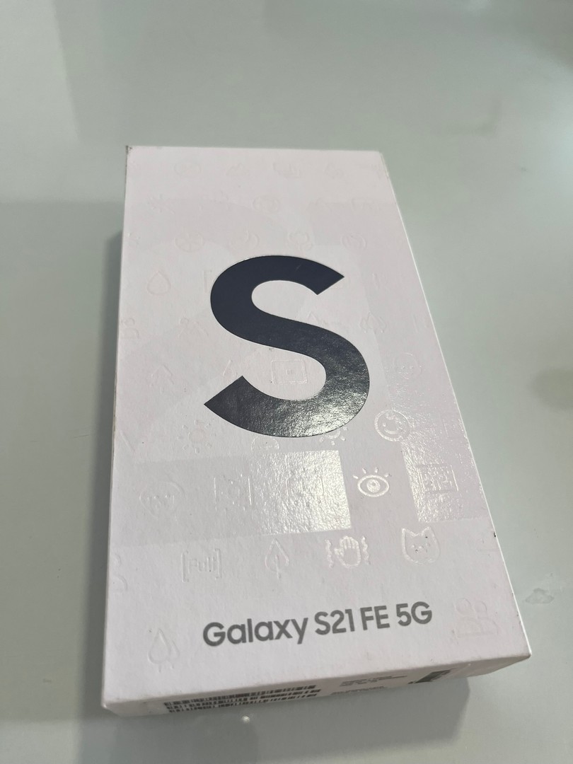 celulares y tabletas - Samsung Galaxy S21 FE & Auriculares Samsung Galaxy Buds + accessorios