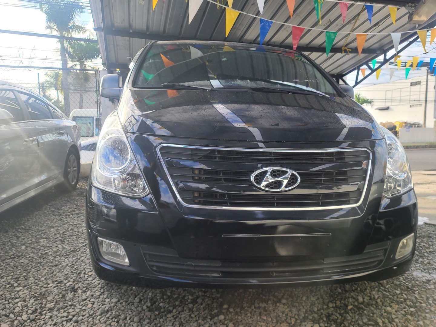 jeepetas y camionetas - HYUNDAI GRAND STAREX 2017 NEGRA