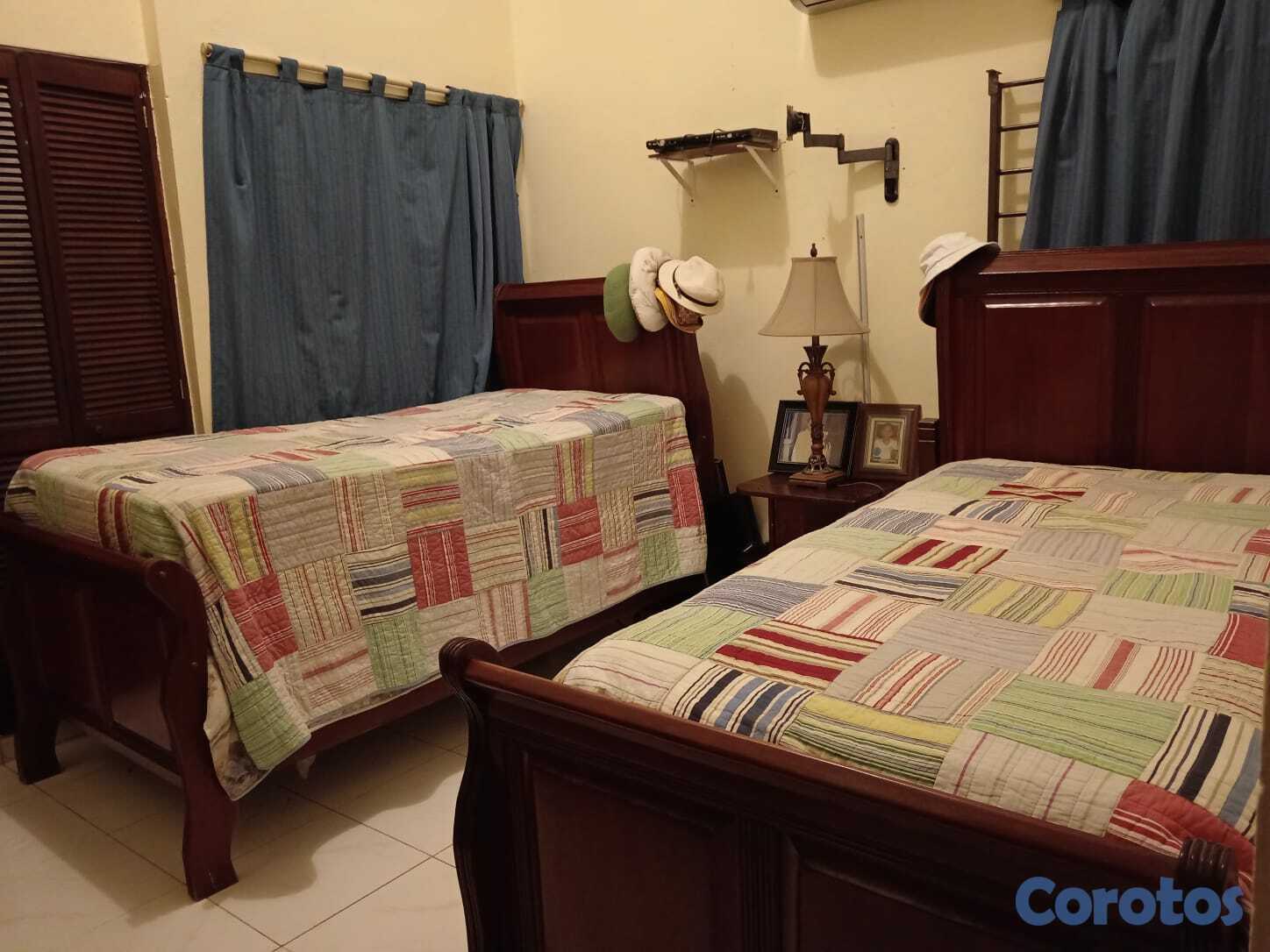 muebles y colchones - Vendo 3 camas Twin en caoba con sus juegos de colc 2