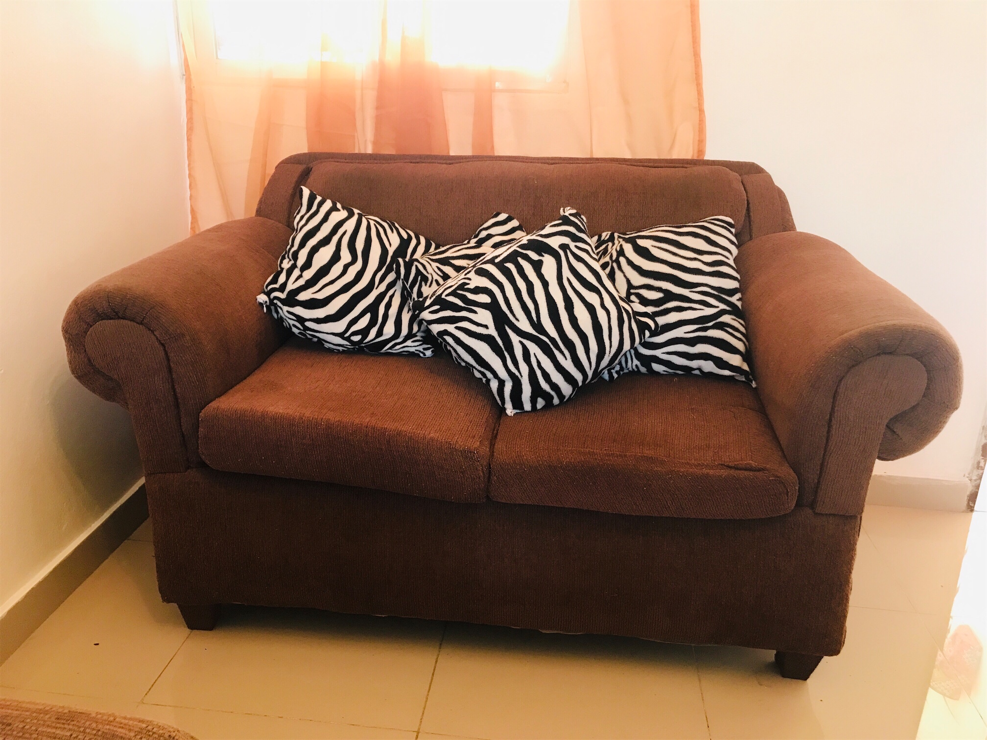 muebles y colchones - Sofá marrón con cojines 0