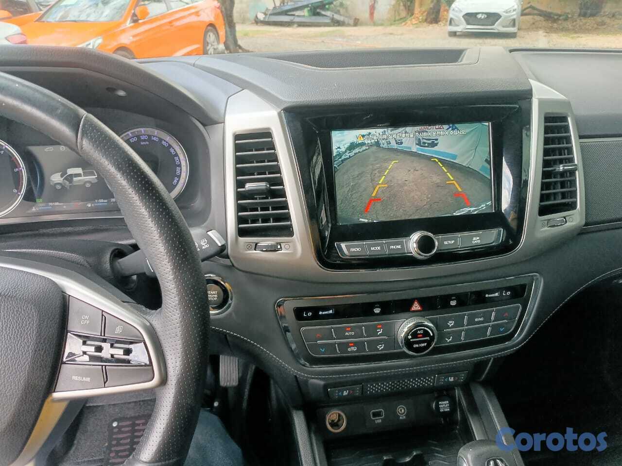 jeepetas y camionetas - KGM REXTON 2019 GRIS OSCURO DIESEL 7