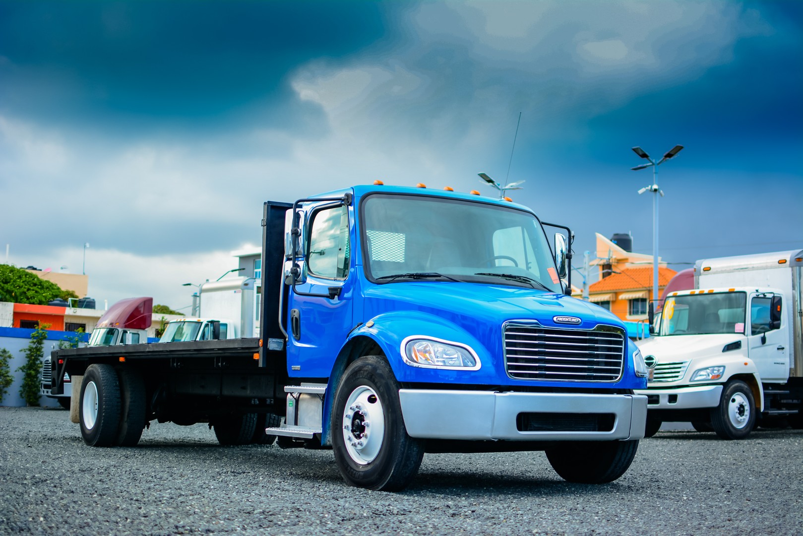 camiones y vehiculos pesados - Freightliner m2 106 Plataforma