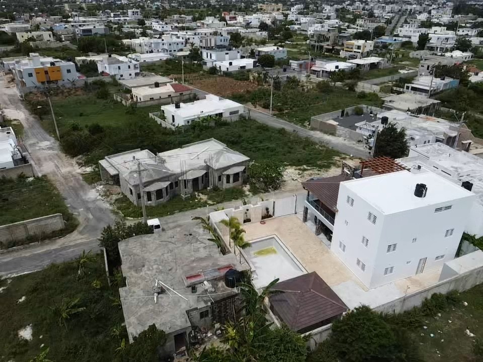 casas - SE VENDE CASA EN CONSTRUCCION de Esquina, 329Mts. EN Residencial Naime  9