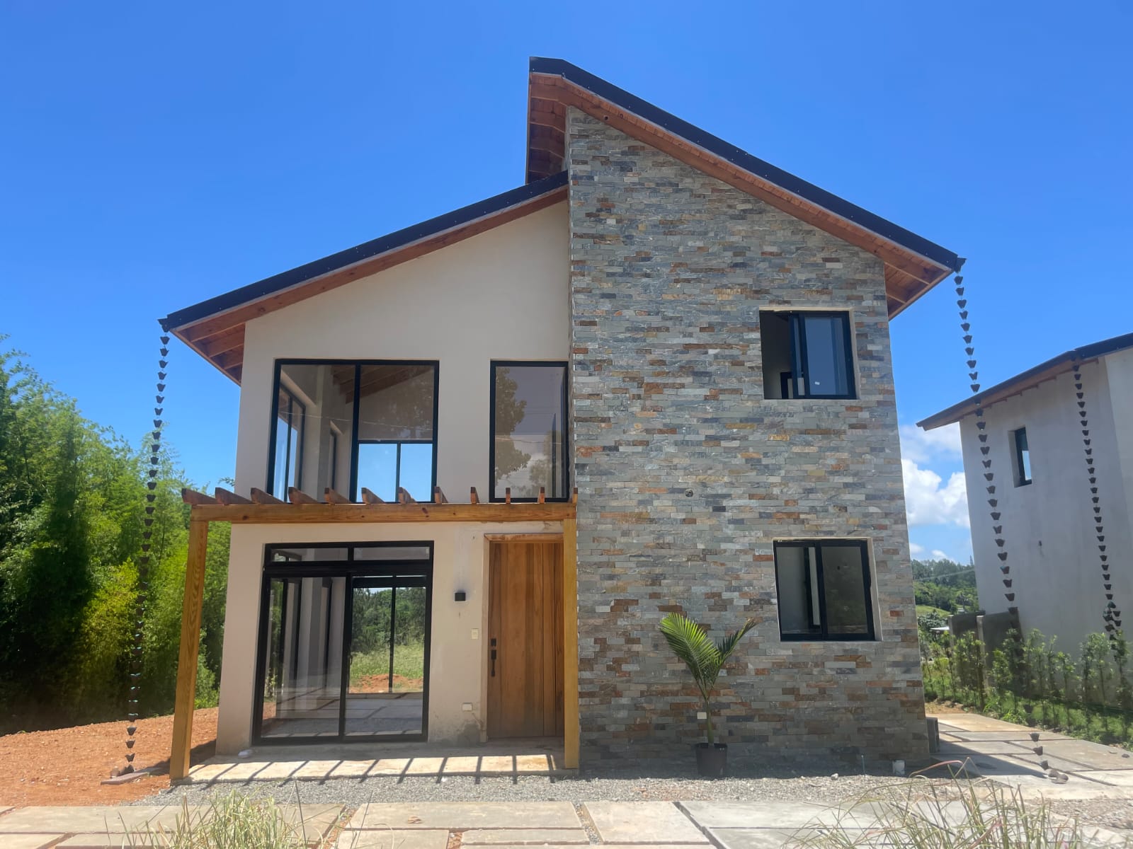 casas vacacionales y villas - Hermosa Villa 2 Niveles  en fase de terminación en JARABACOA, 770 Mts.2