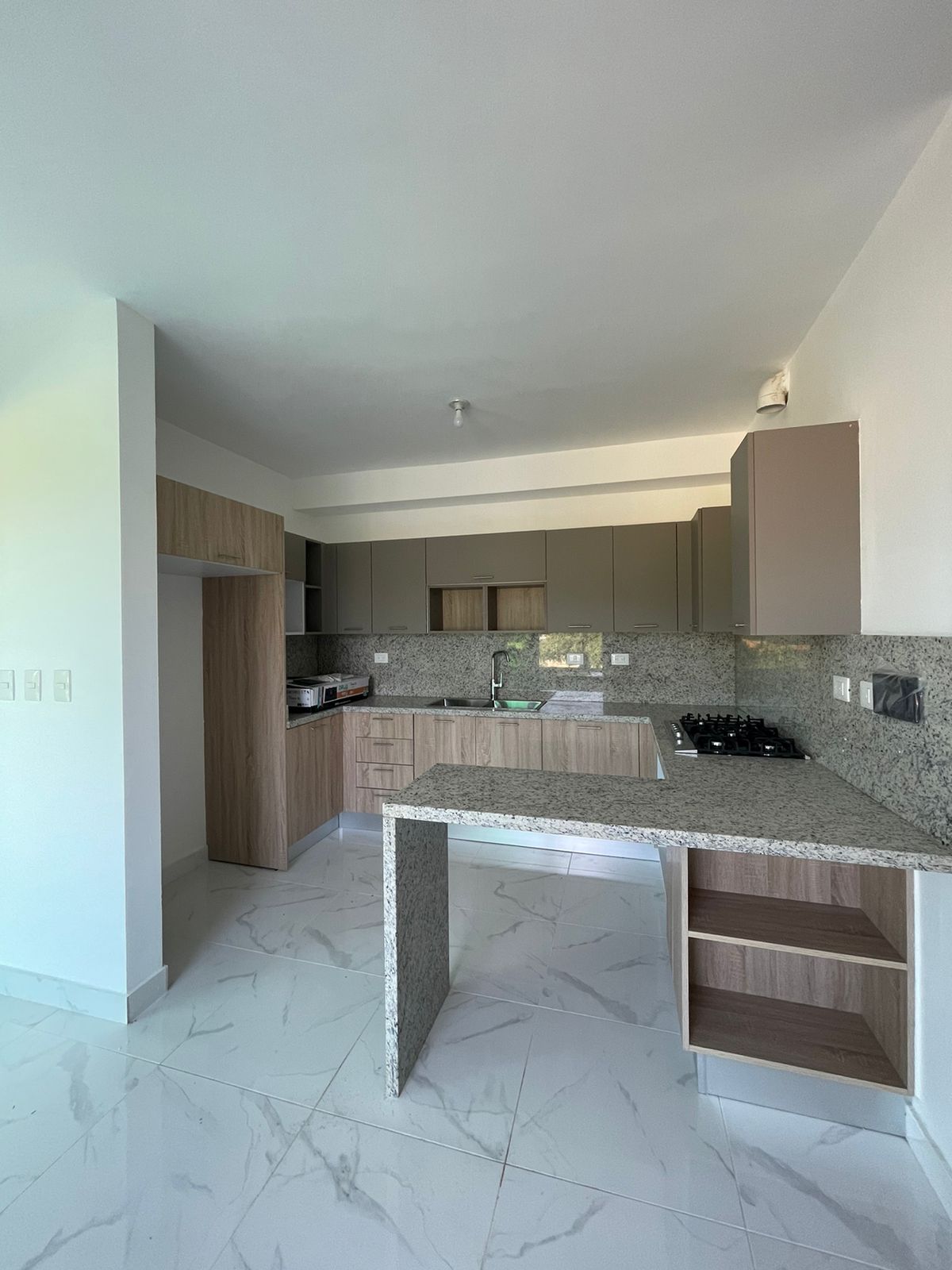apartamentos - Apartamento en Torre con Area Social, Urb. Thomen 5
