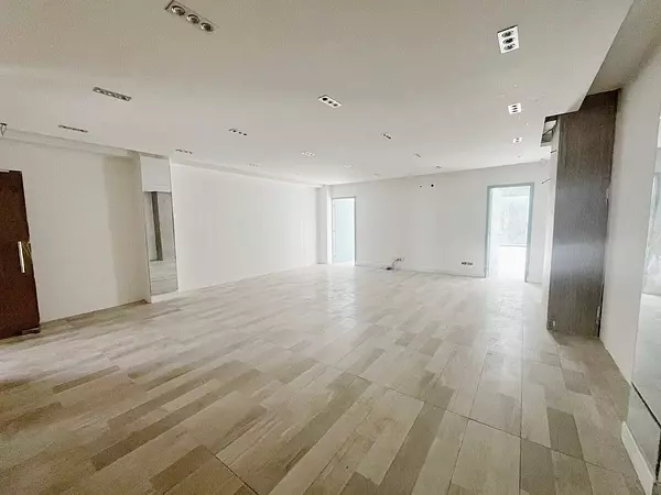 oficinas y locales comerciales - Local céntrico en Piantini 4