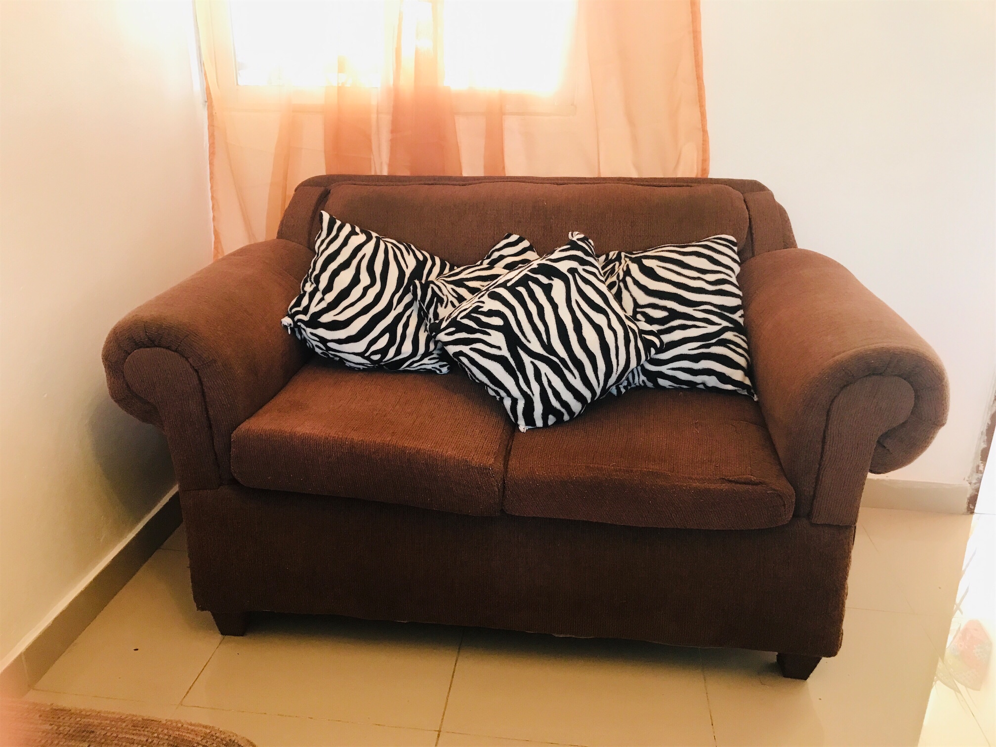 muebles y colchones - Sofá marrón con cojines 2