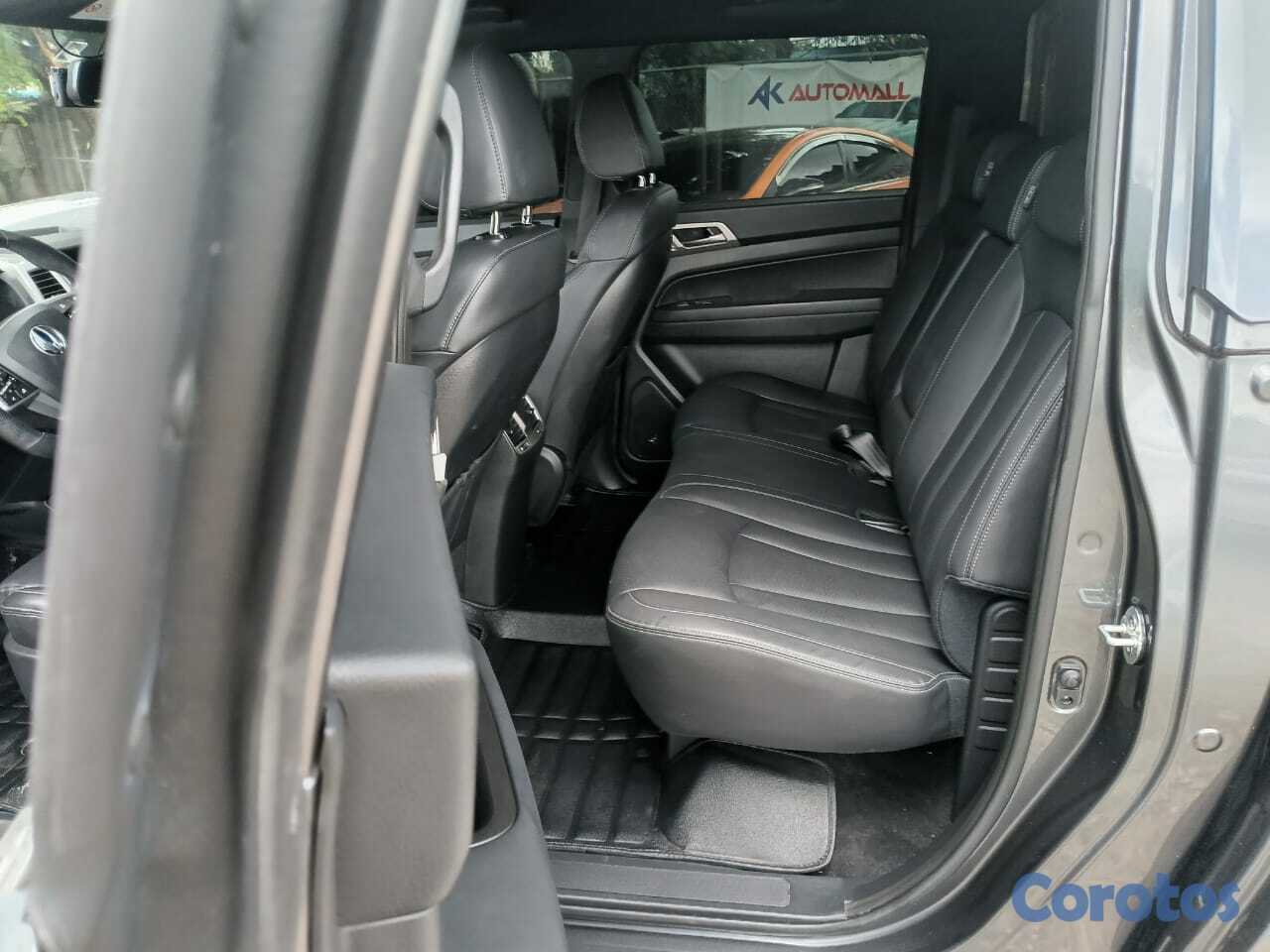 jeepetas y camionetas - KGM REXTON 2019 GRIS OSCURO DIESEL 8