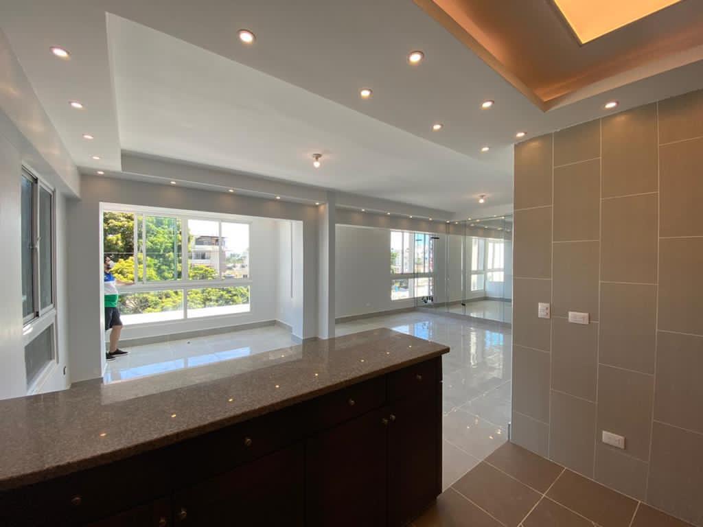 apartamentos - SE ALQUILA LUJOSO APTO. AMUEBLADO O VACÍO  2