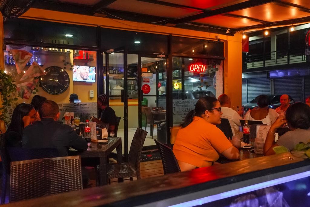 negocios en venta - Traspaso Pizzeria/Bar Ubicado en la Avenida Independencia, Santo Domingo 1