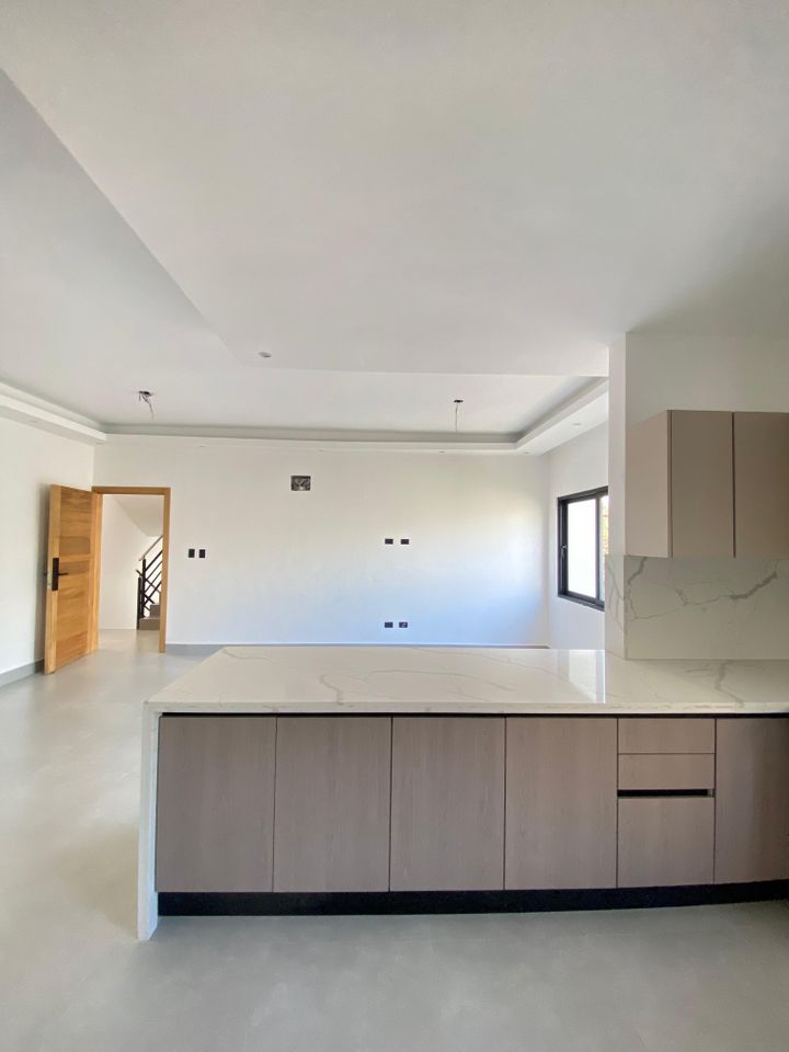 apartamentos - Apartamento 2do nivel con terraza en venta  8
