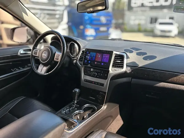 jeepetas y camionetas - Jeep Cherokee Laredo 2011 6