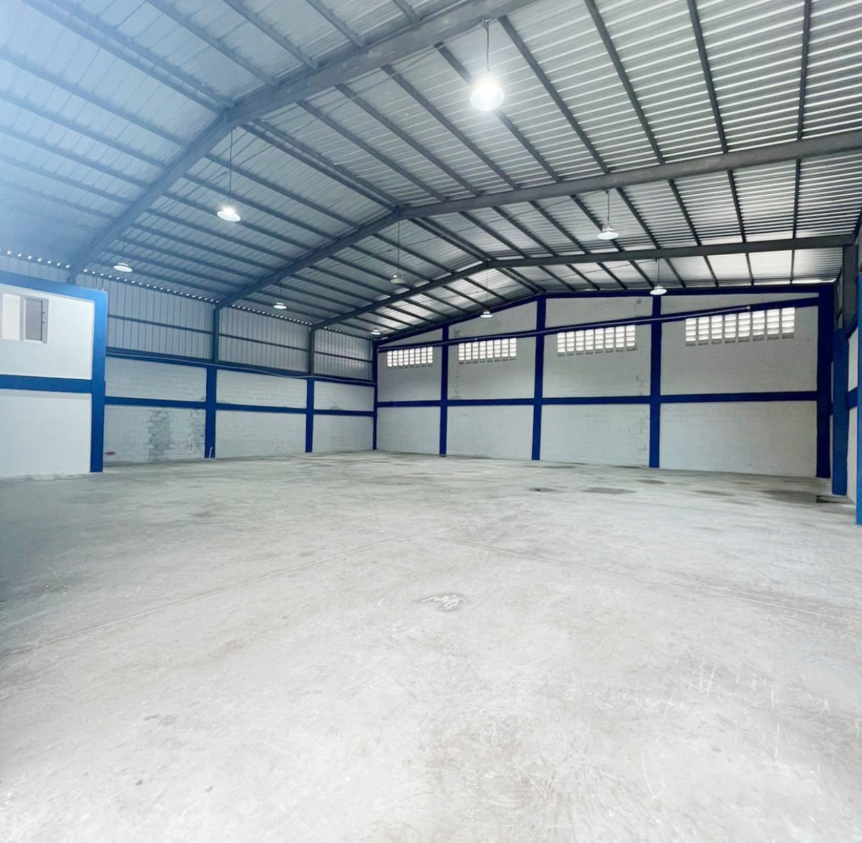 oficinas y locales comerciales - Nave céntrica y amplia villa aura  3