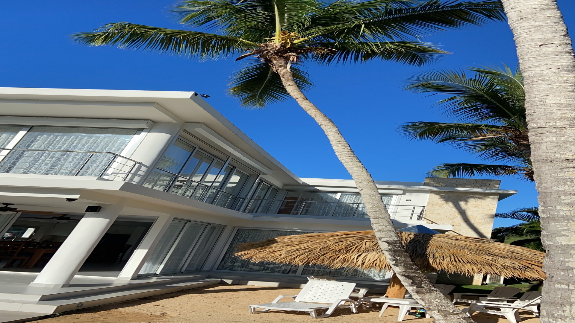 casas vacacionales y villas - Se vende hermosa Villa de 2 niveles a pasos de la playa en Playa Nueva Romana. 1