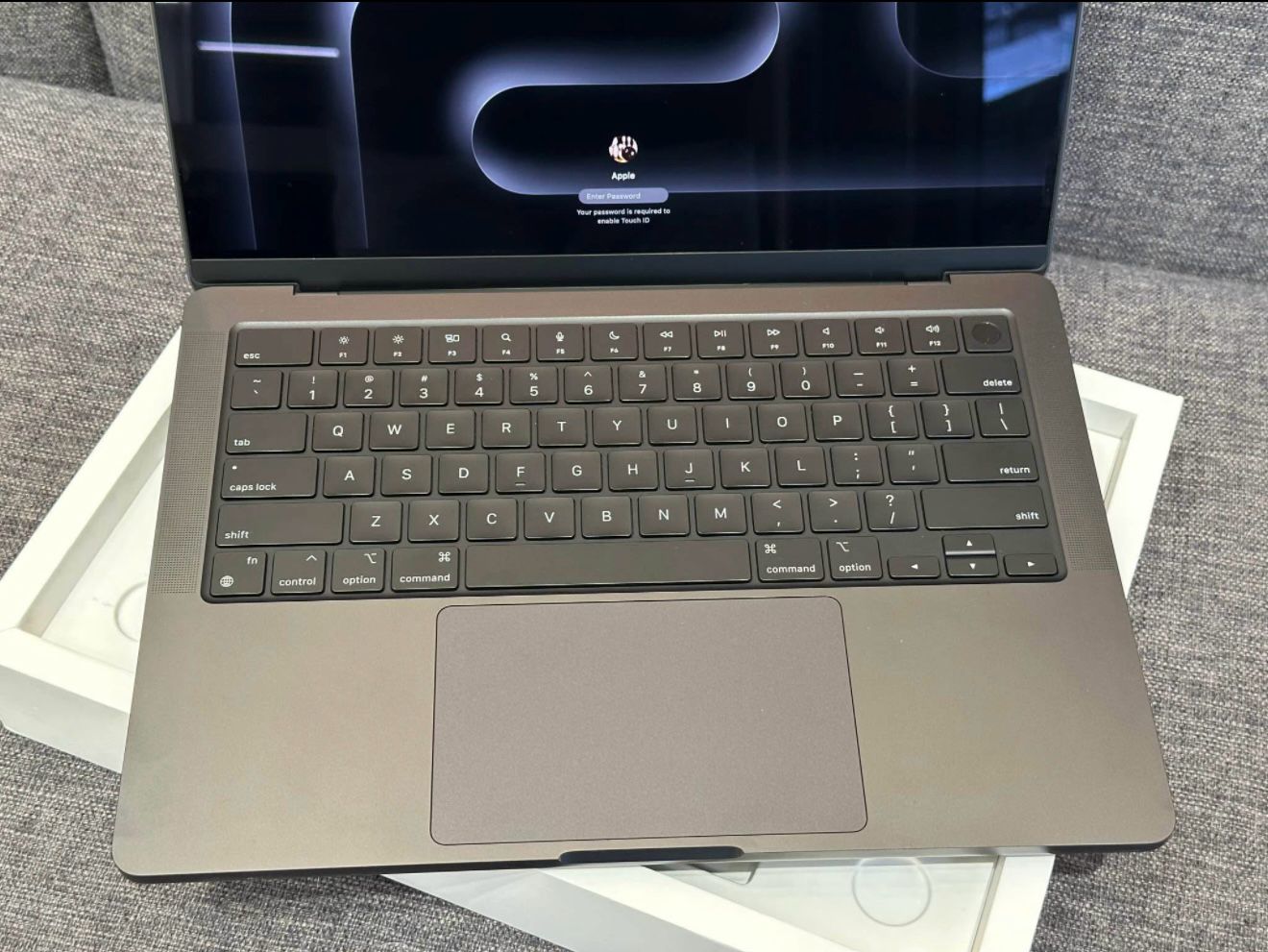 computadoras y laptops - MACBOOK PRO 14-INCH DISPLAY 2023 A2918 oportunidad 2