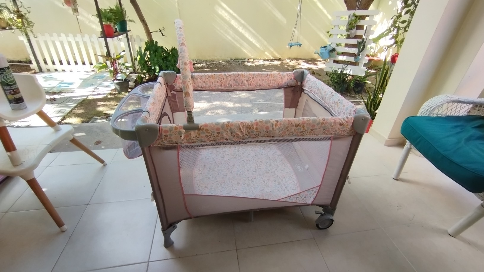 muebles - Corral con cambiador Graco gris y rosa para niña