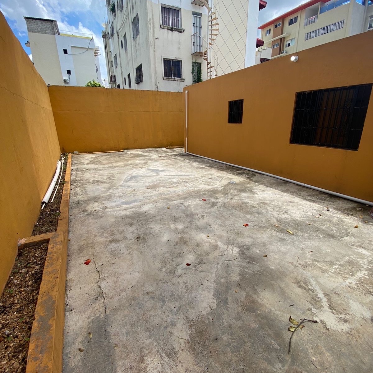 casas - venta de casa con amplio patio en vista hermosa santo Domingo este  0