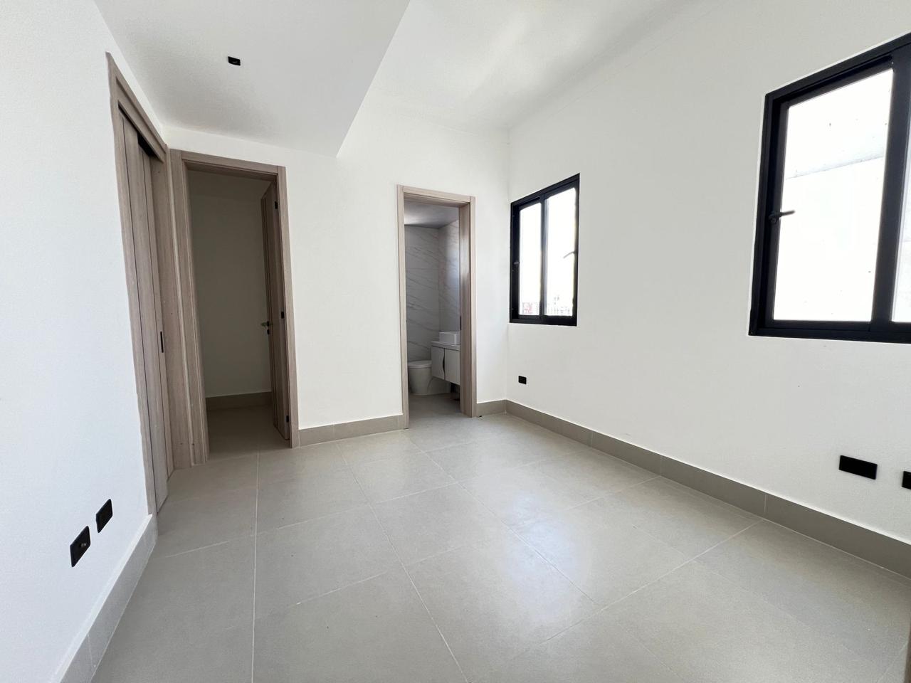 apartamentos - Vendo Evaristo morales piso 8 una hab 1.5 baños pa 6