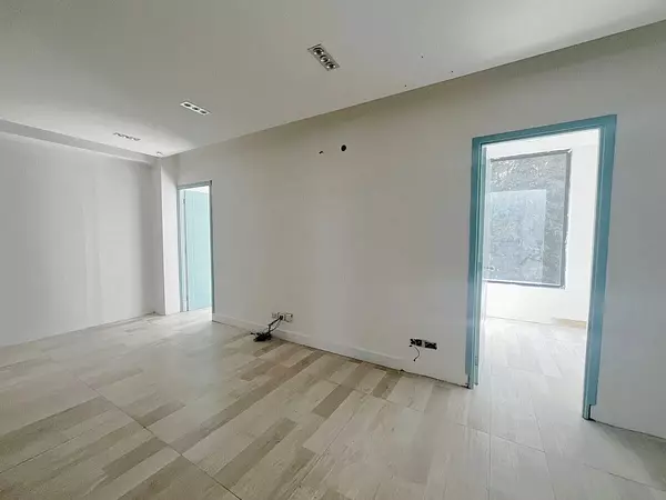 oficinas y locales comerciales - Local céntrico en Piantini 5