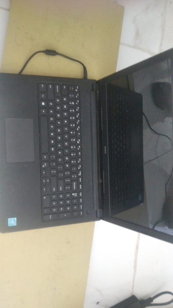 computadoras y laptops - Laptop Dell en Venta (Cargador Incluido, Sin Disco Duro) - Precio Negociable