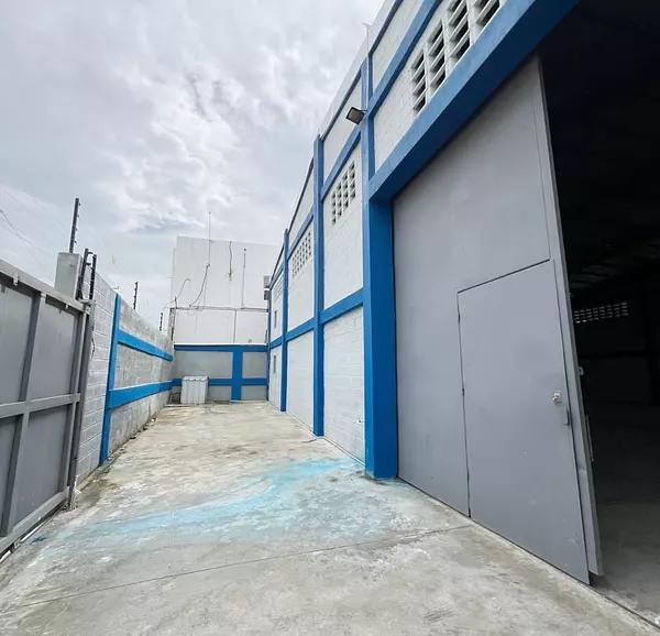 oficinas y locales comerciales - Nave céntrica y amplia villa aura  5