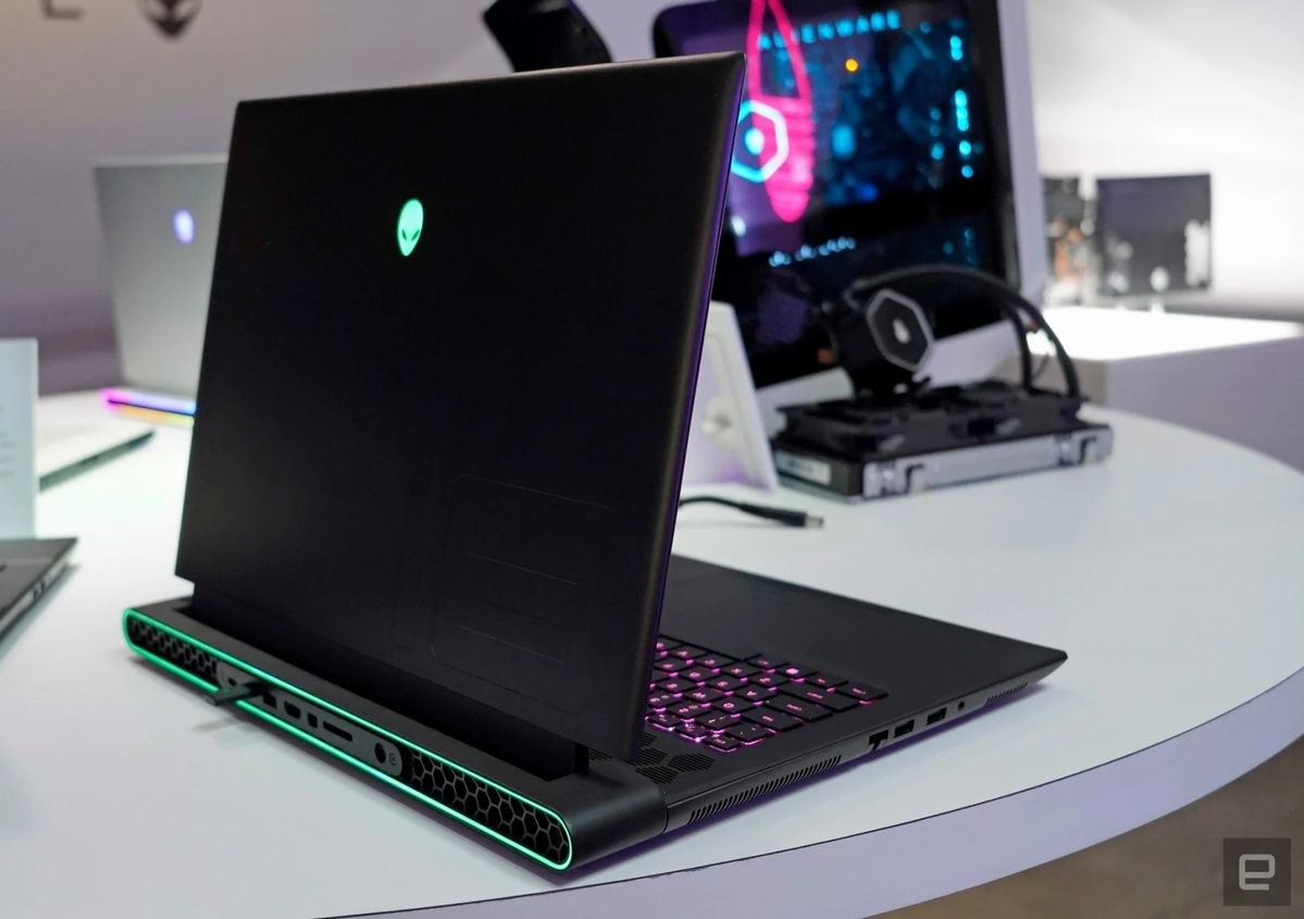 computadoras y laptops - Vendo PC Laptop Dell Alienware R18 R1/ I7/ 16GB RAM/ 1TB Nueva RD$ 94,500 NEG 2