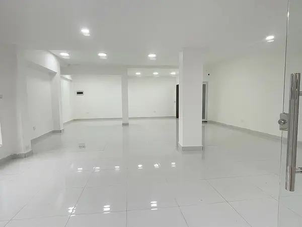 oficinas y locales comerciales - Local céntrico en Primer nivel 4
