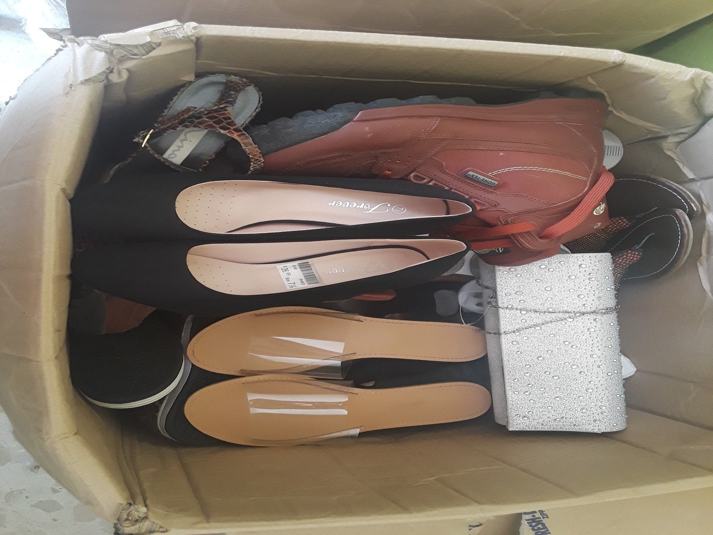 Caja de ropas y zapatos variados mujer y hombre 