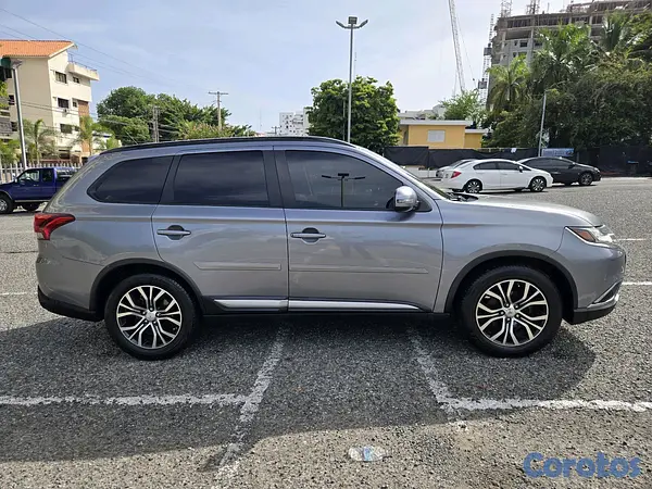jeepetas y camionetas - Mitsubishi outlander  4