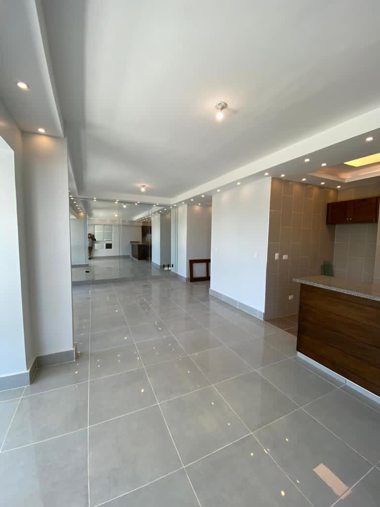 apartamentos - SE ALQUILA LUJOSO APTO. AMUEBLADO O VACÍO  4