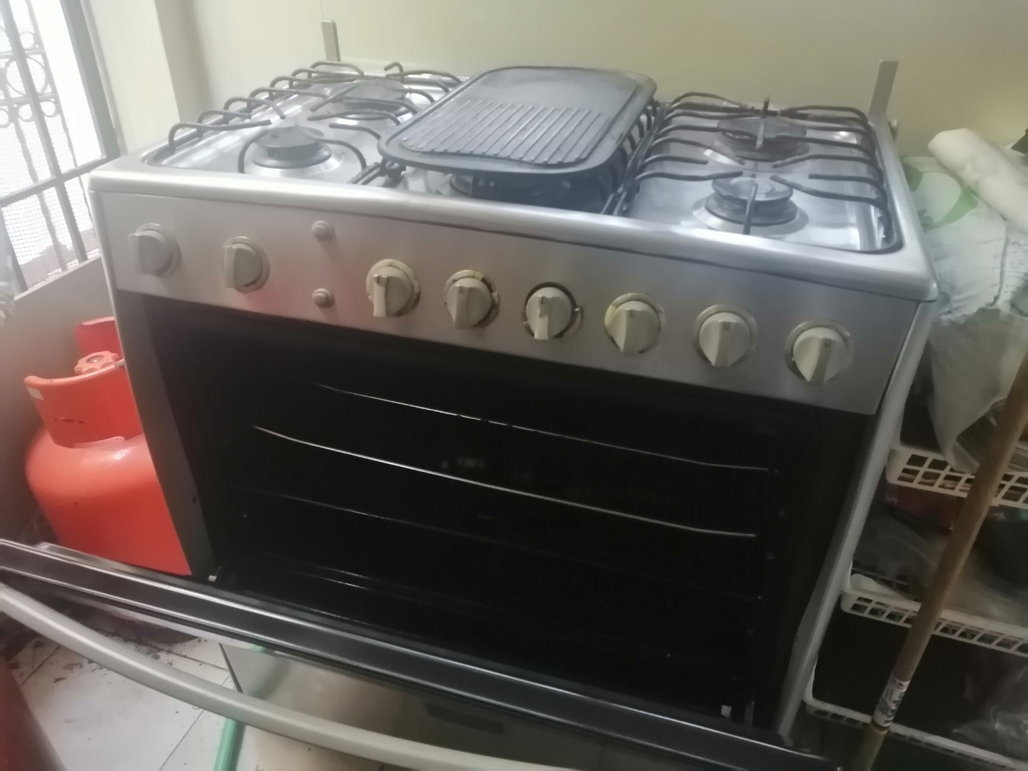 electrodomesticos - Estufa INDURAMA de 6 hornillas con horno y grill. 
