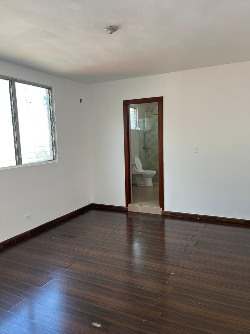 casas - Alquilo apartamento 210 metros, 
segundo piso casa en la calle Elvira de Mendoza 5