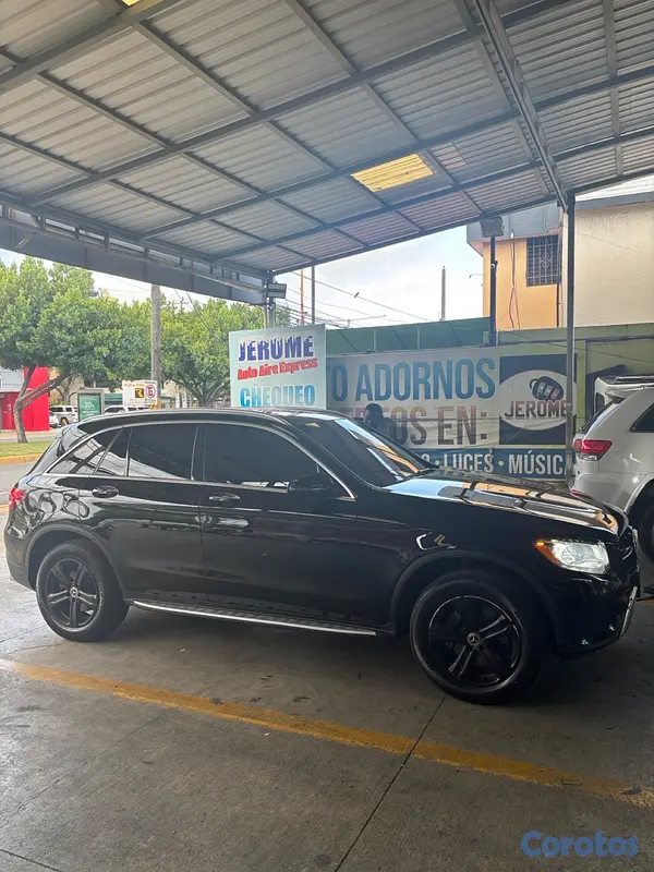 jeepetas y camionetas - Mercedes-Benz GLC 300 2019 Full Luxury Excelente Estado 3
