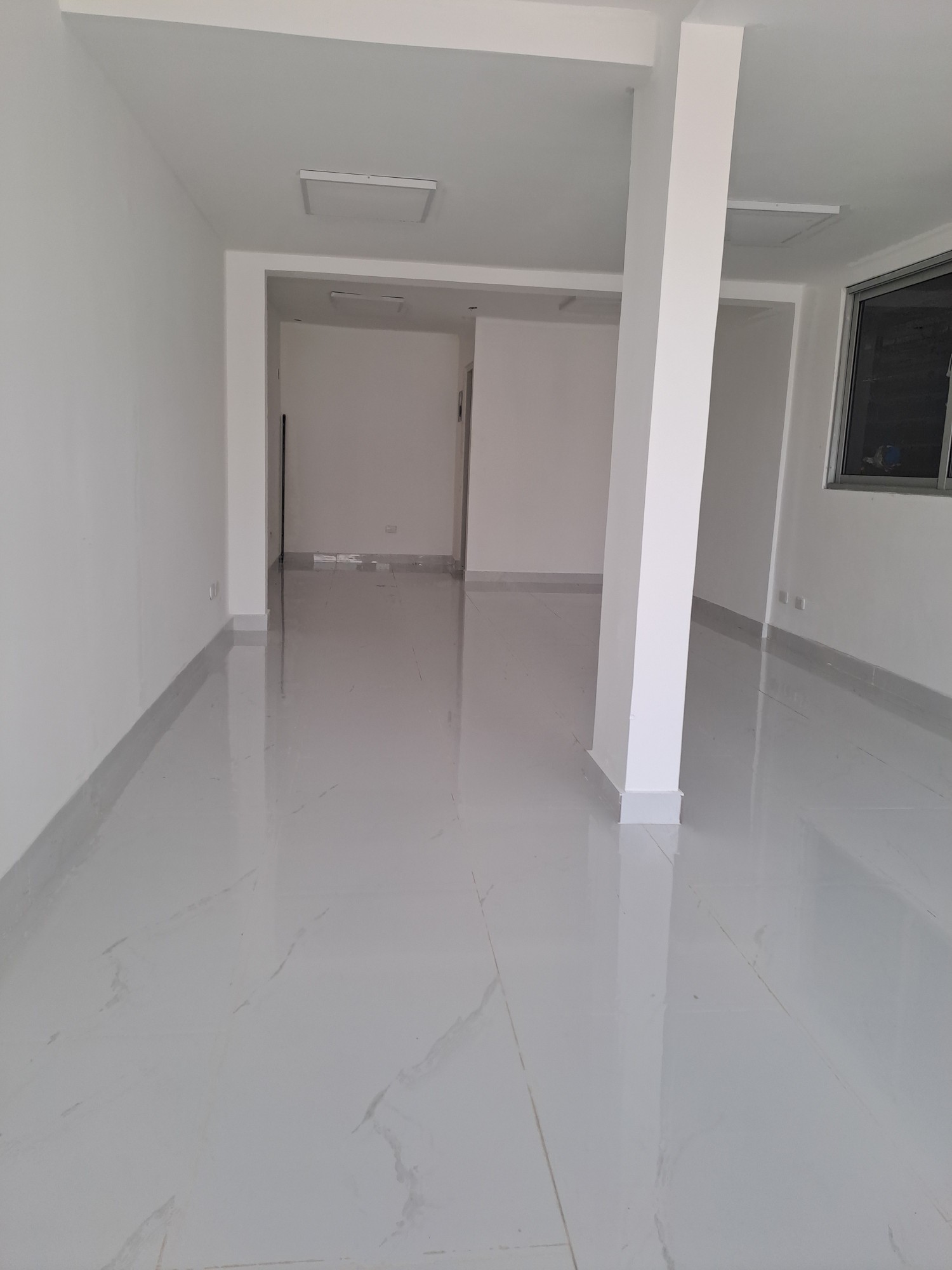 oficinas y locales comerciales - 🔵Alquilo Local 40 mts 1er piso en los prados 
 1