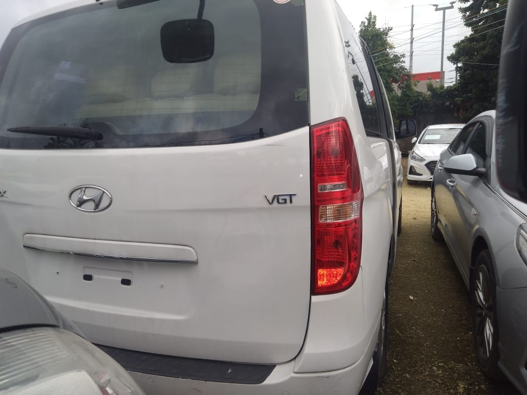 jeepetas y camionetas - HYUNDAI GRAND STAREX 2017 BLANCA 6