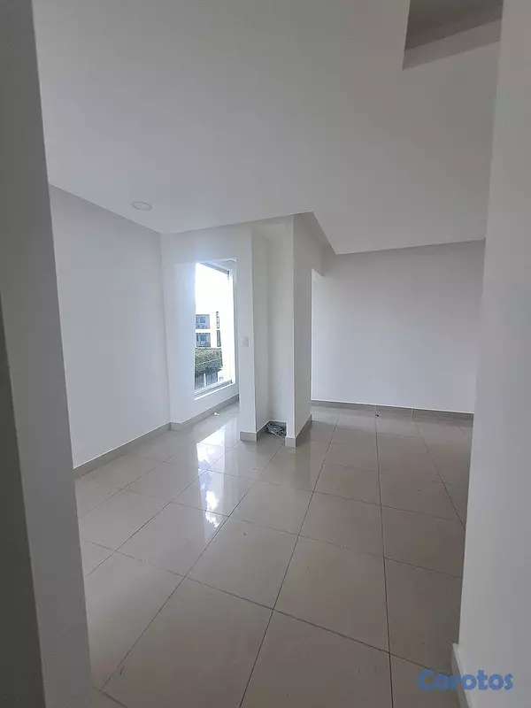oficinas y locales comerciales - Alquilo Local 3er  piso 33 mts en Ens. Julieta  8