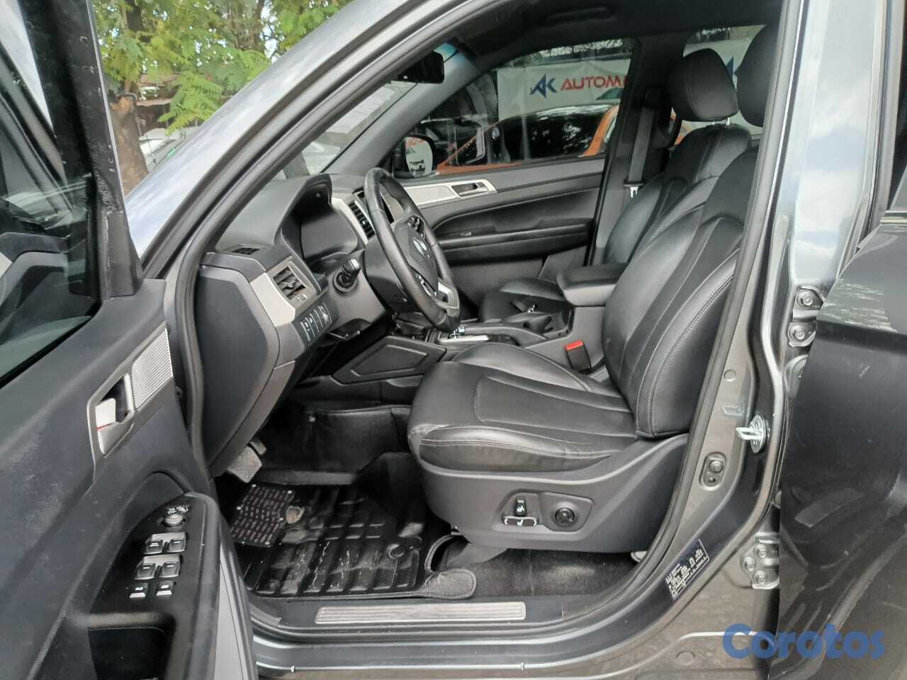 jeepetas y camionetas - KGM REXTON 2019 GRIS OSCURO DIESEL 10