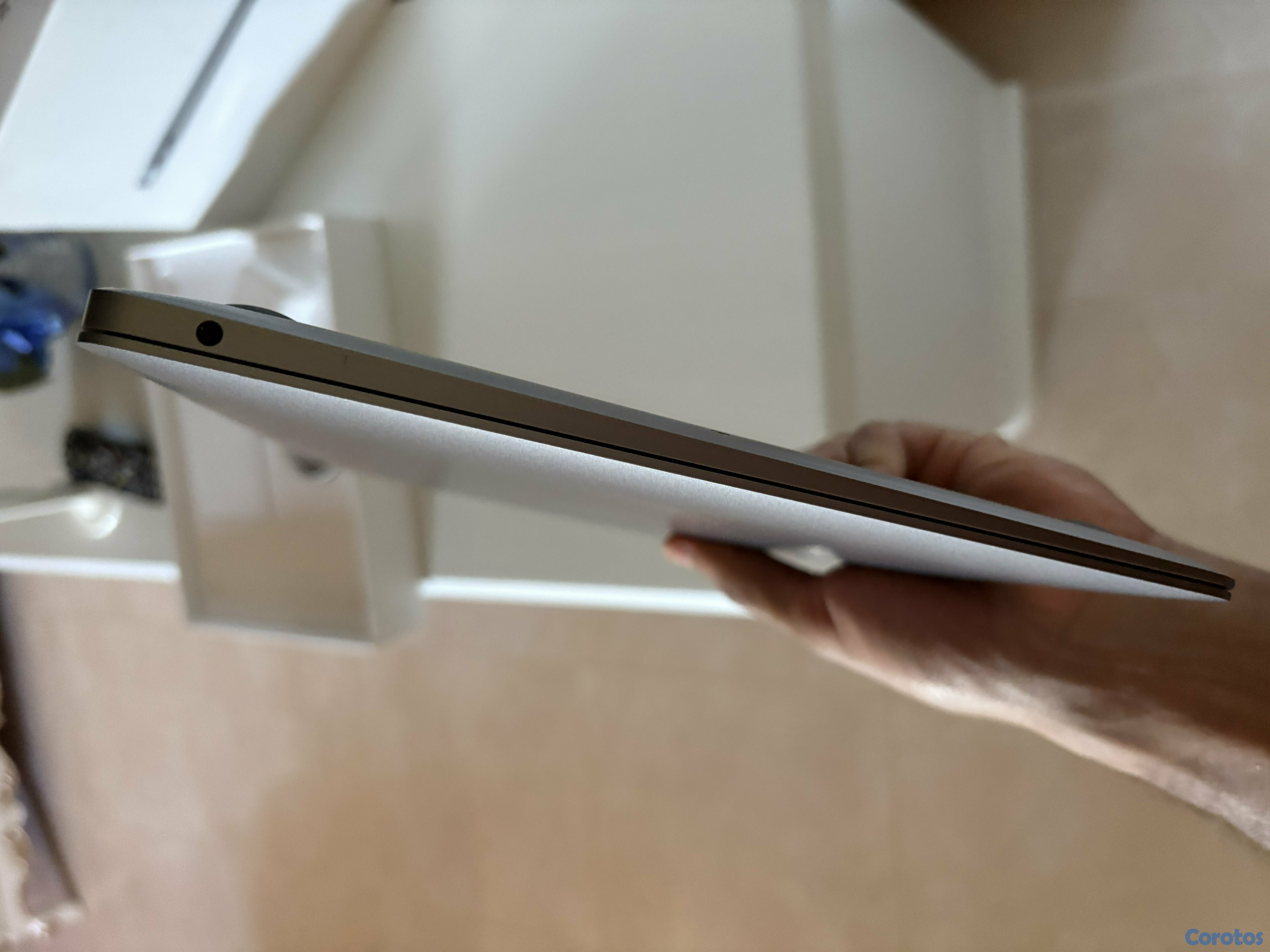 computadoras y laptops - MackBook Air 13" M1 2020 256 gb SSD 8 gb RAM
 8