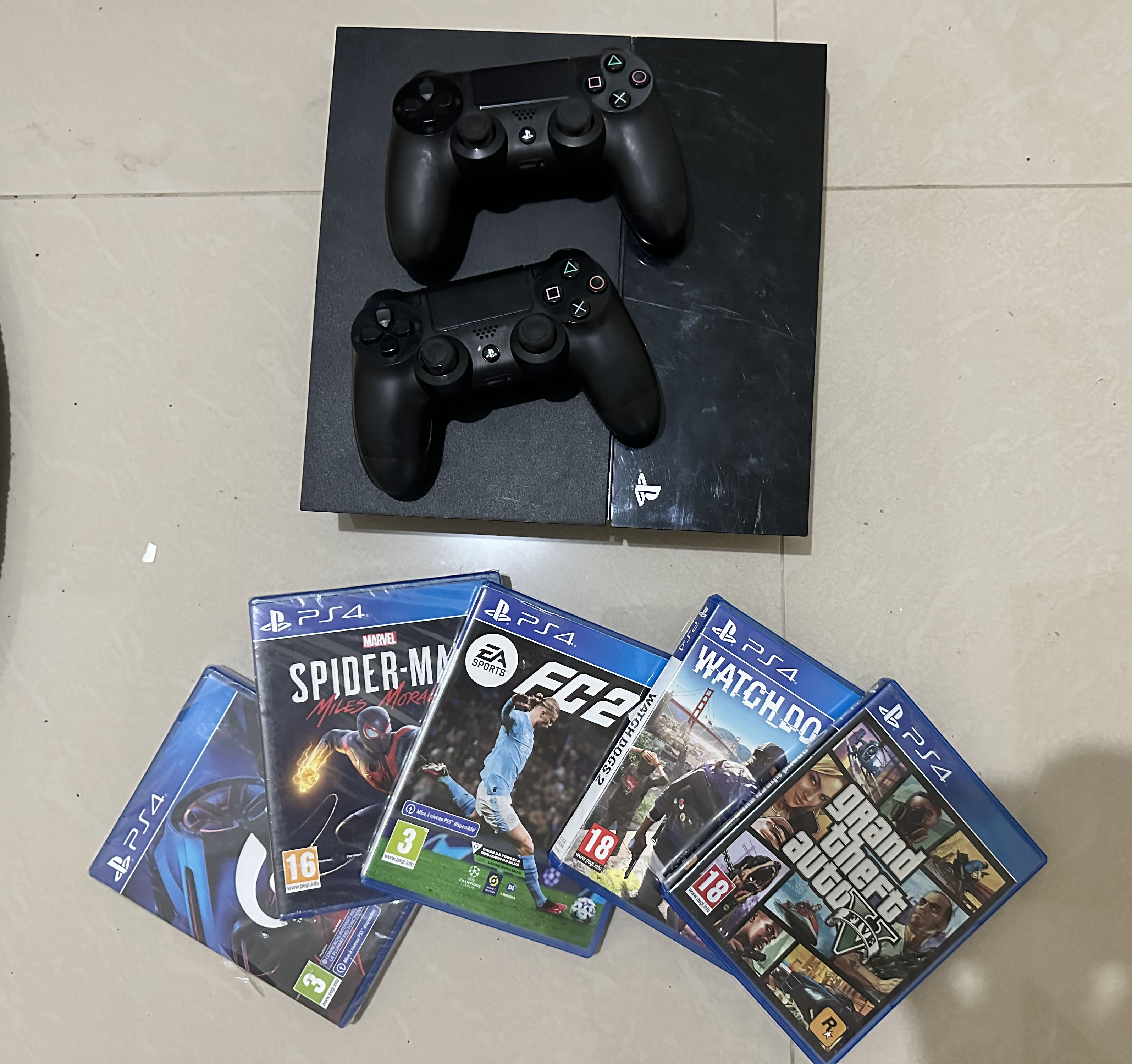 consolas y videojuegos - Playstation 4 con 2 mando de juego y 5 juegos