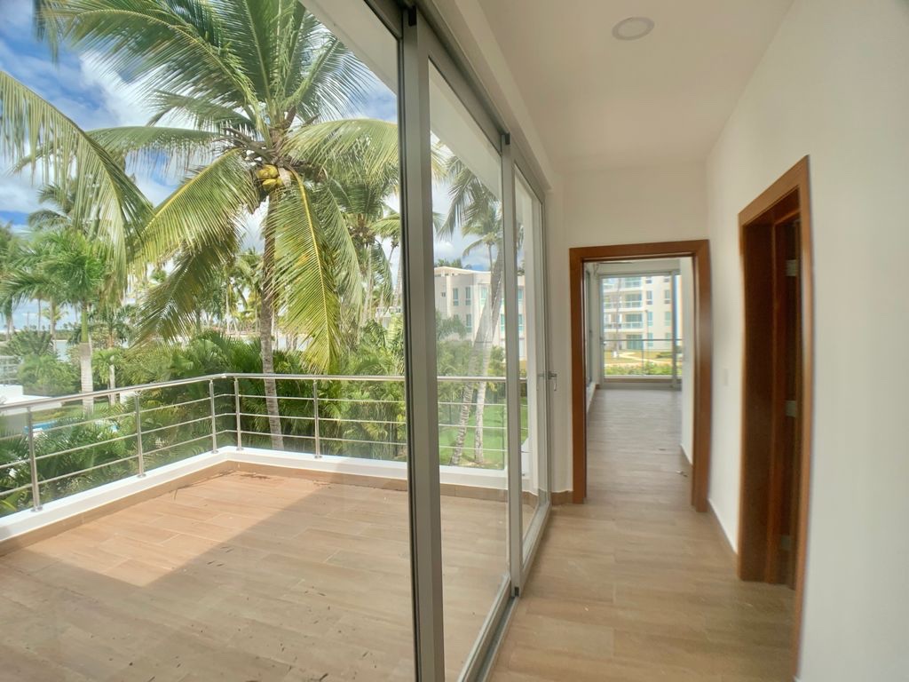 casas vacacionales y villas - Se vende hermosa Villa de 2 niveles a pasos de la playa en Playa Nueva Romana. 4
