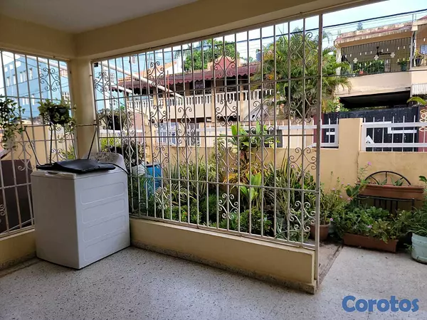 casas - VENDO CASA EN LOS TRINITARIOS, STO. DGO. ESTE: PAT 5