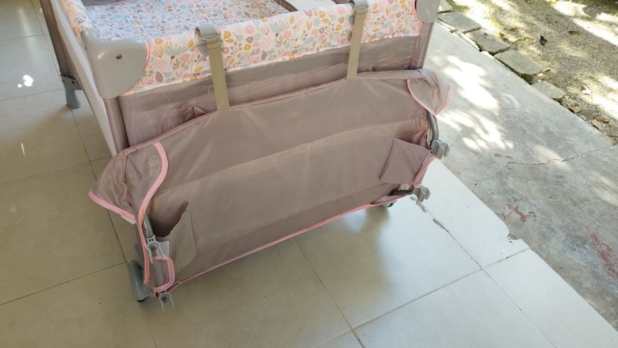muebles - Corral con cambiador Graco gris y rosa para niña 2
