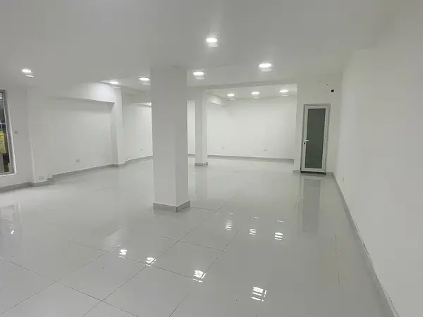 oficinas y locales comerciales - Local céntrico en Primer nivel 6