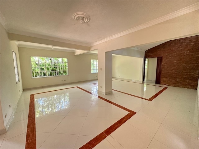 oficinas y locales comerciales - Amplia propiedad en el millon comercial  2