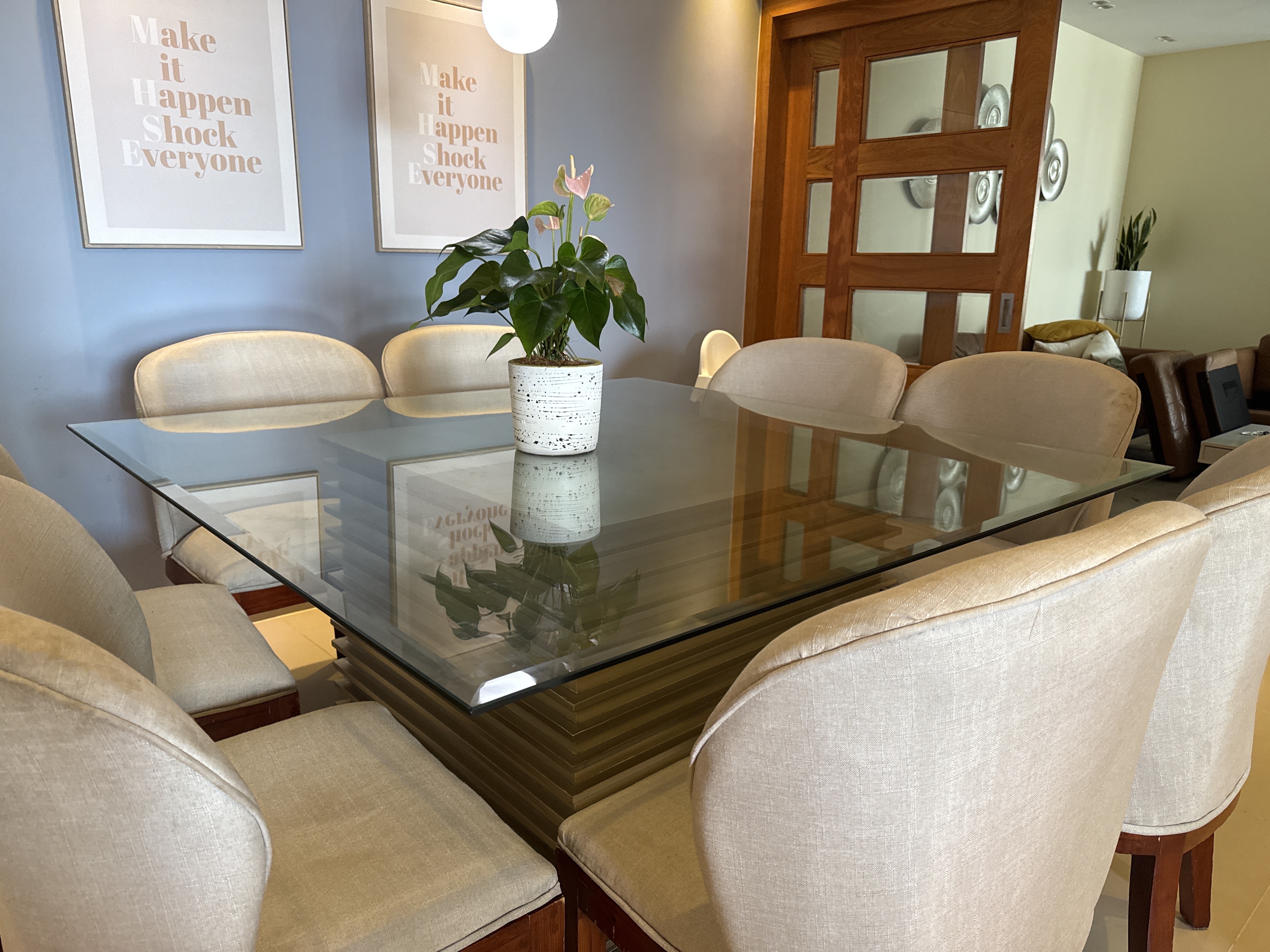 muebles y colchones - vendo mesa de cristal con 8 sillas 