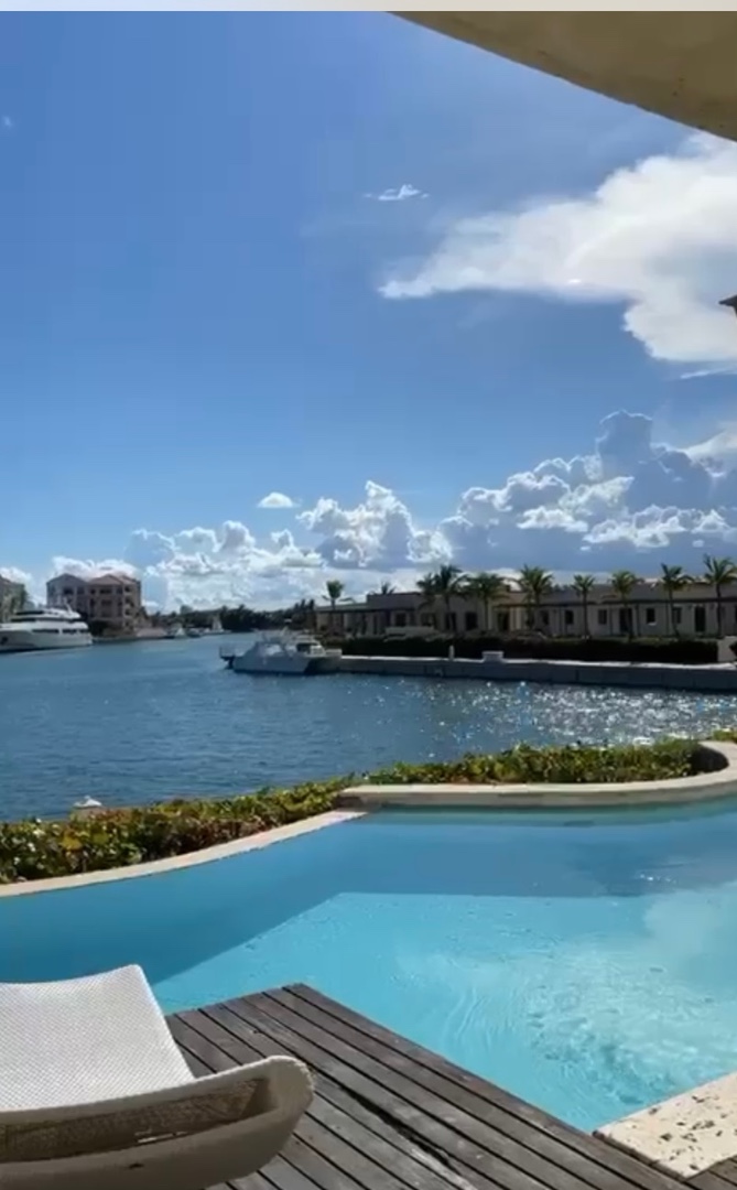 apartamentos - Vendo apto en Cap cana 
280. Mts. 
Us$ 500,000.00  4